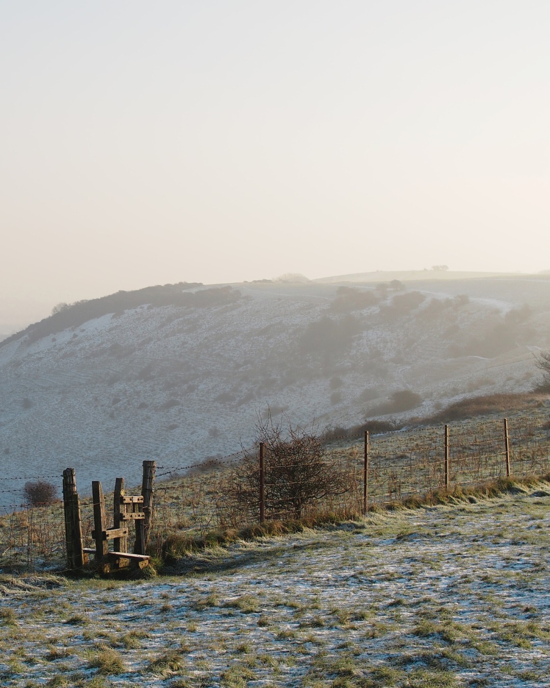 C O L D  wintry days that make me want to hibernate ❄️
.....but Sussex always finds a way to pull me outside. Quiet, crisp, and effortlessly beautiful 🤍
.
.
.
📷 @here.and.elsewhere_

#sussex #sussexdowns #nature #winter